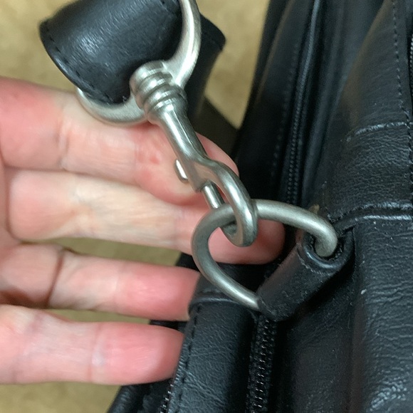 Bugatti Expandable Executive Carrying Case w/ handles/adjustable shoulder strap - Picture 9 of 17